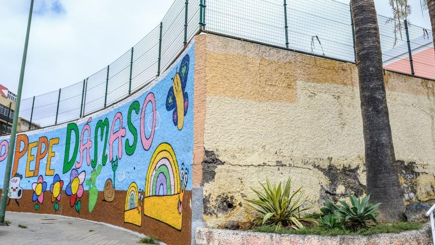 Muros del colegio de educación Infantil y Primaria Pepe Dámaso, que forma parte del programa de reformas en los centros escolares de Las Palmas de Gran Canaria para este verano. |