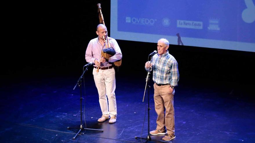 Ángel Fernández Morán canta en el Filarmónica acompañado a la gaita por Vicente Prado, «El Pravianu».