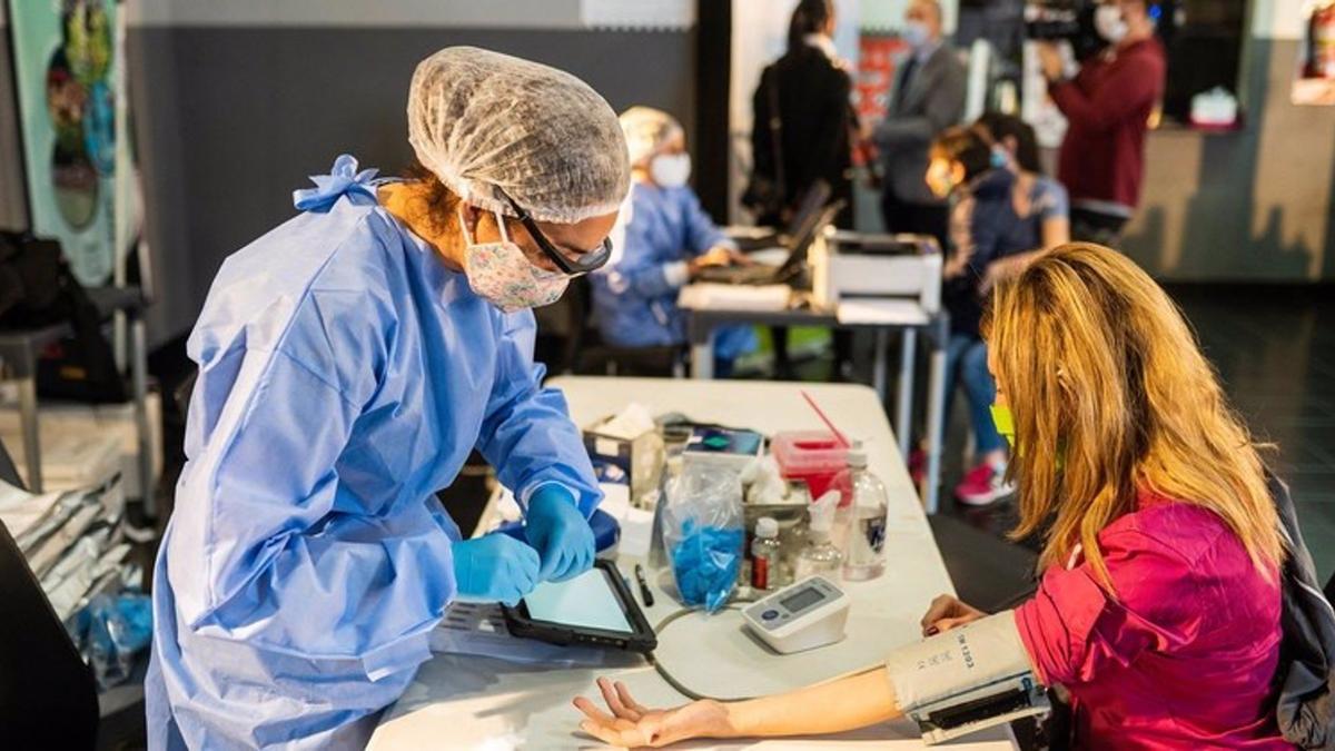 Archivo - Una paciente realizando una donación de sangre en un hospital de Argentina durante la pandemia por COVID-19 - OMS - Archivo