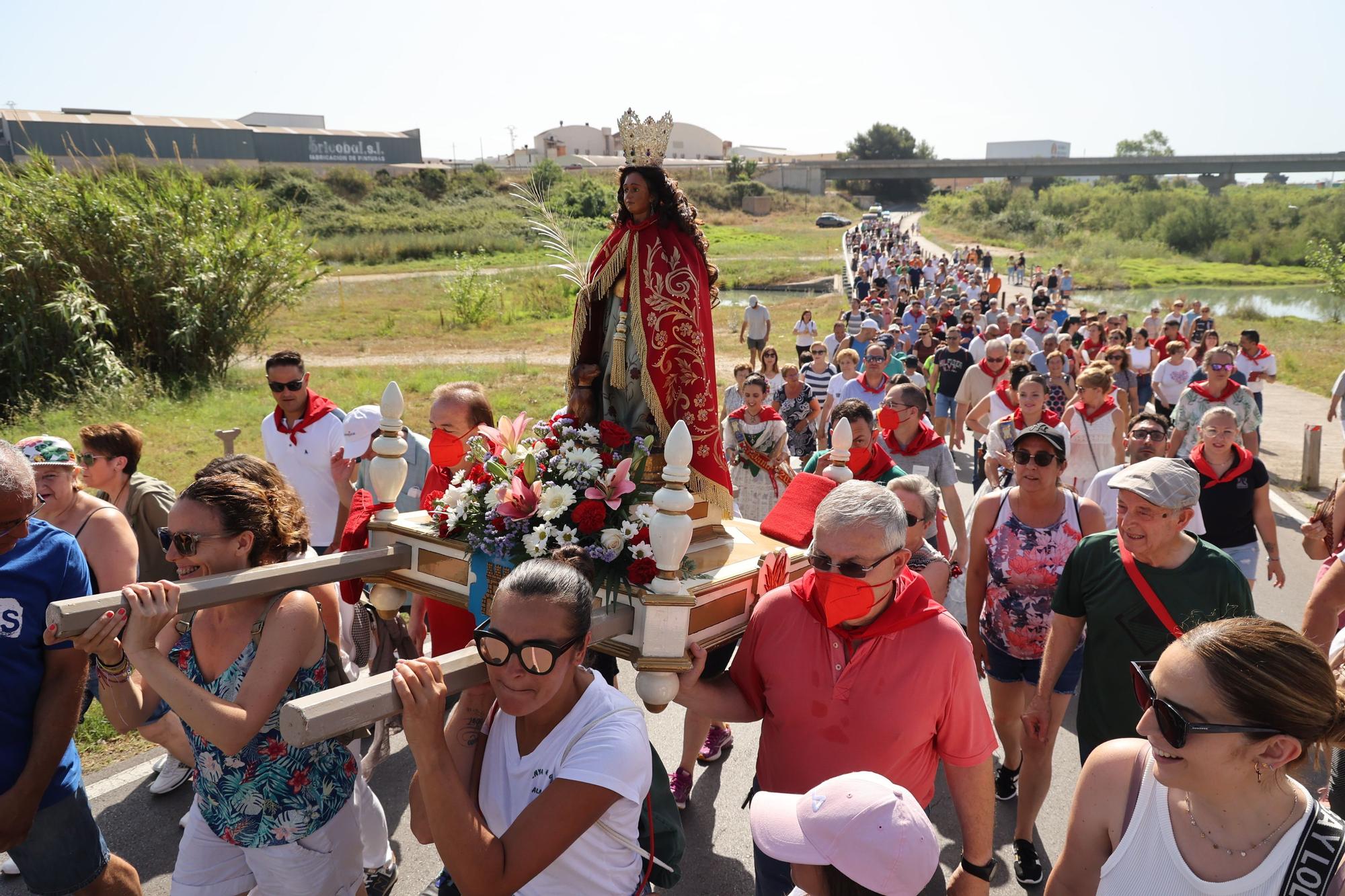 Miles de romeros acompañan a Santa Quitèria en la ‘tornà’ de Almassora