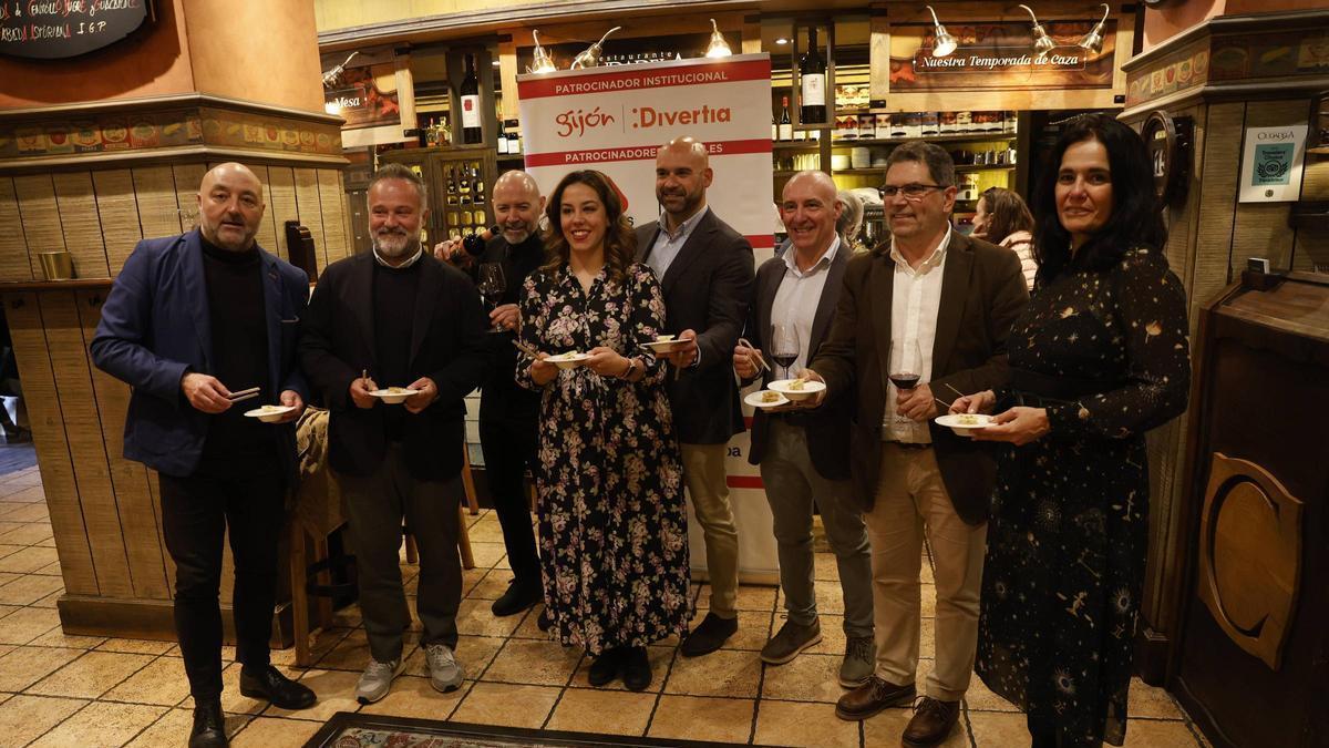 De izquierda a derecha, Guzmán Pendás, Jacobo López, Herminio Suárez, María González, Jesùs Martínez Salvador, Abel Junquera, Toño Migoya e Inés Alvarez posan con el pincho del restaurante Ciudadela.