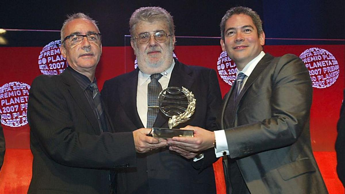 Juan José Millás y Boris Izaguirre reciben respectivamente sus galardones como ganador y finalista del Premio Planeta 2007 de manos del ya fallecio José Manuel Lara Bosch, entonces presidente del Grupo Planeta.