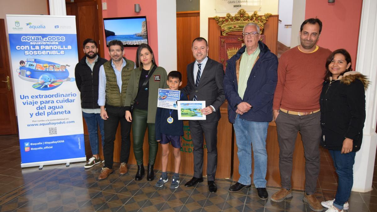 Sebastián Angulo Alvarado recibe el premio de manos de Teodoro Sosa, junto a Carlos Ruiz, su familia y representantes del Antonio Padrón y de Aqualia (1)