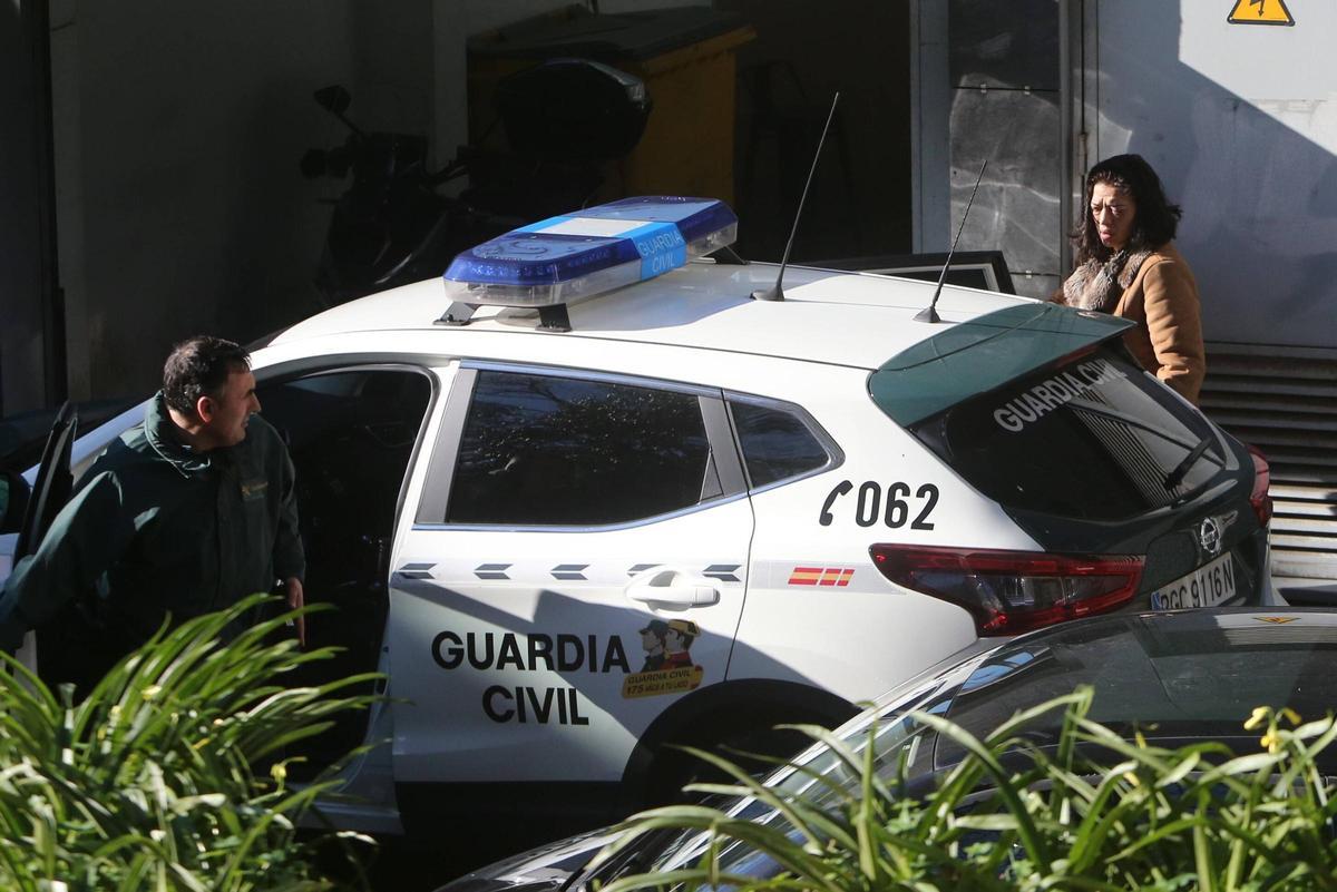 Mercedes, trasladada por la Guardia Civil al juzgado de Cangas el pasado domingo.