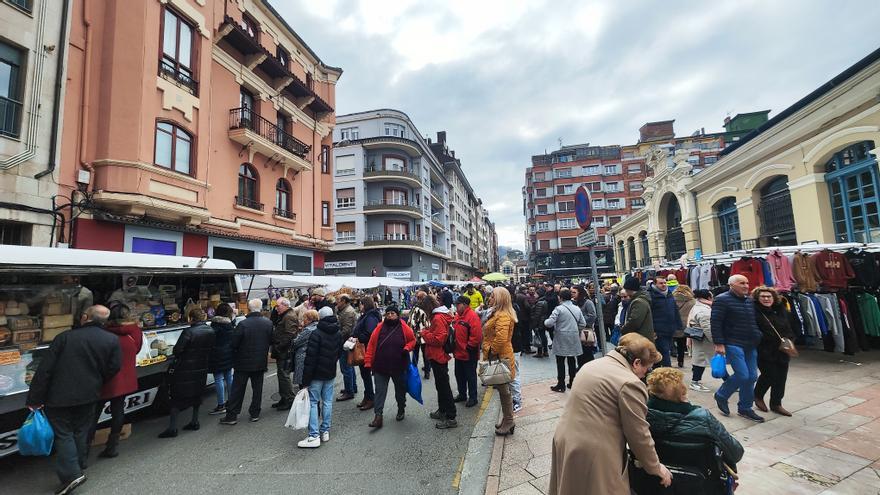 División de opiniones por las nuevas peatonalizaciones de Mieres entre vecinos y comerciantes del mercado semanal