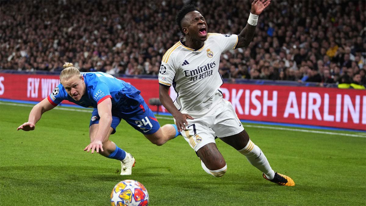 Schlager y Vinicius Jr, en una acción del partido del Santiago Bernabéu