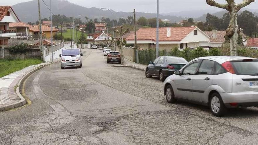 La deteriorada calle Reverendo José María Pérez Alonso. // Jose Lores