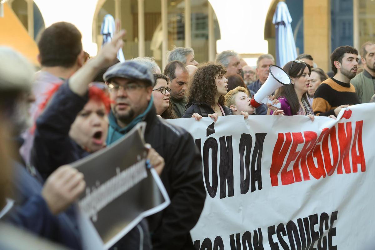 Manifestación en contra de la moción de censura a las puertas del consitorio de Lugo.