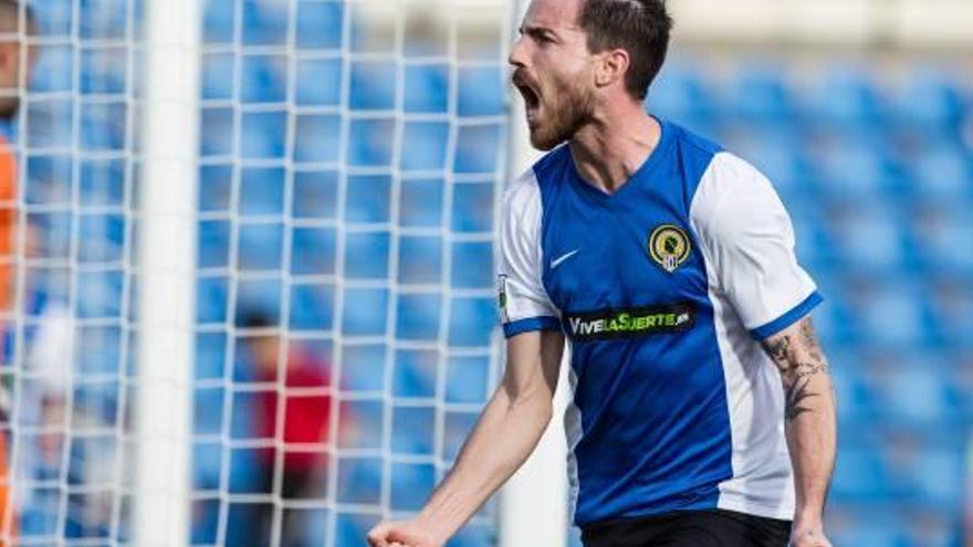 El alicantino Miñano celebra un gol ante el Hospitalet en la temporada 16/17.