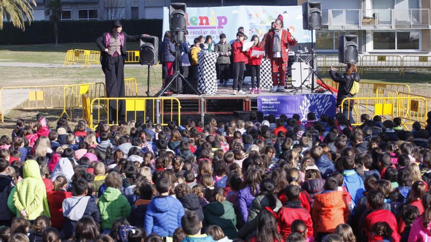 Una festa del dia escolar per la pau a Girona, en una imatge d&#039;arxiu