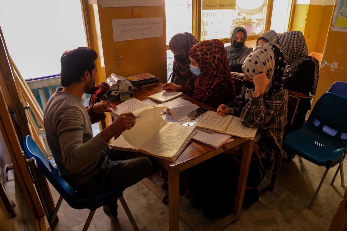 Una escuela gratuita recibe a las mujeres en Kabul, expulsadas por los talibanes