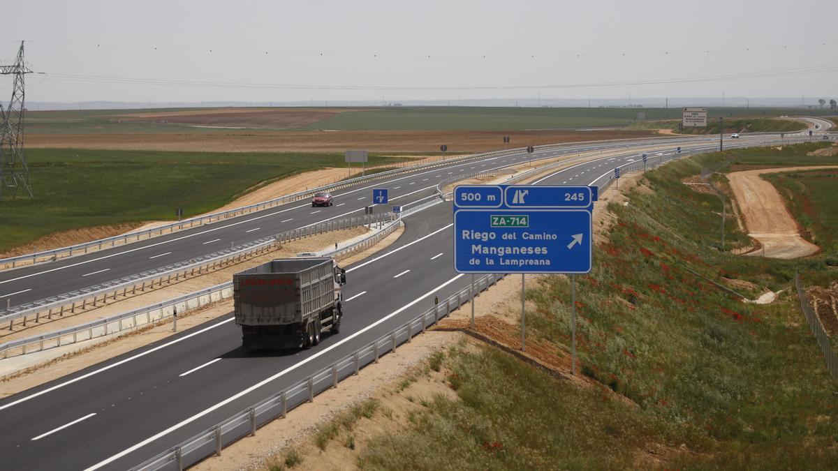 Varios vehículos circulan por una carretera de la provincia de Zamora.