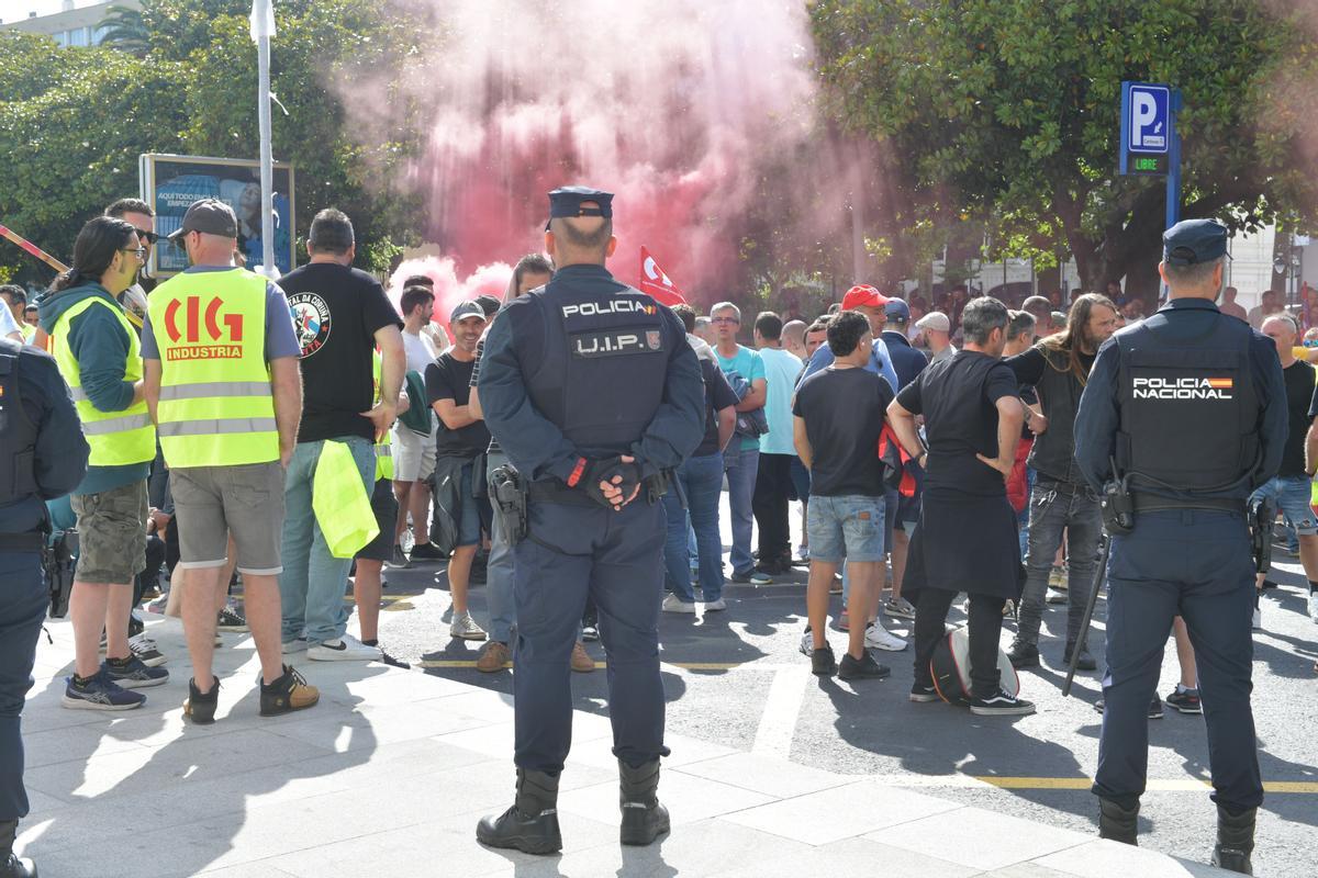 Los manifestantes se han concentrado ante un acto en el que participaba el presidente de la Xunta para demandar "un convenio digno".