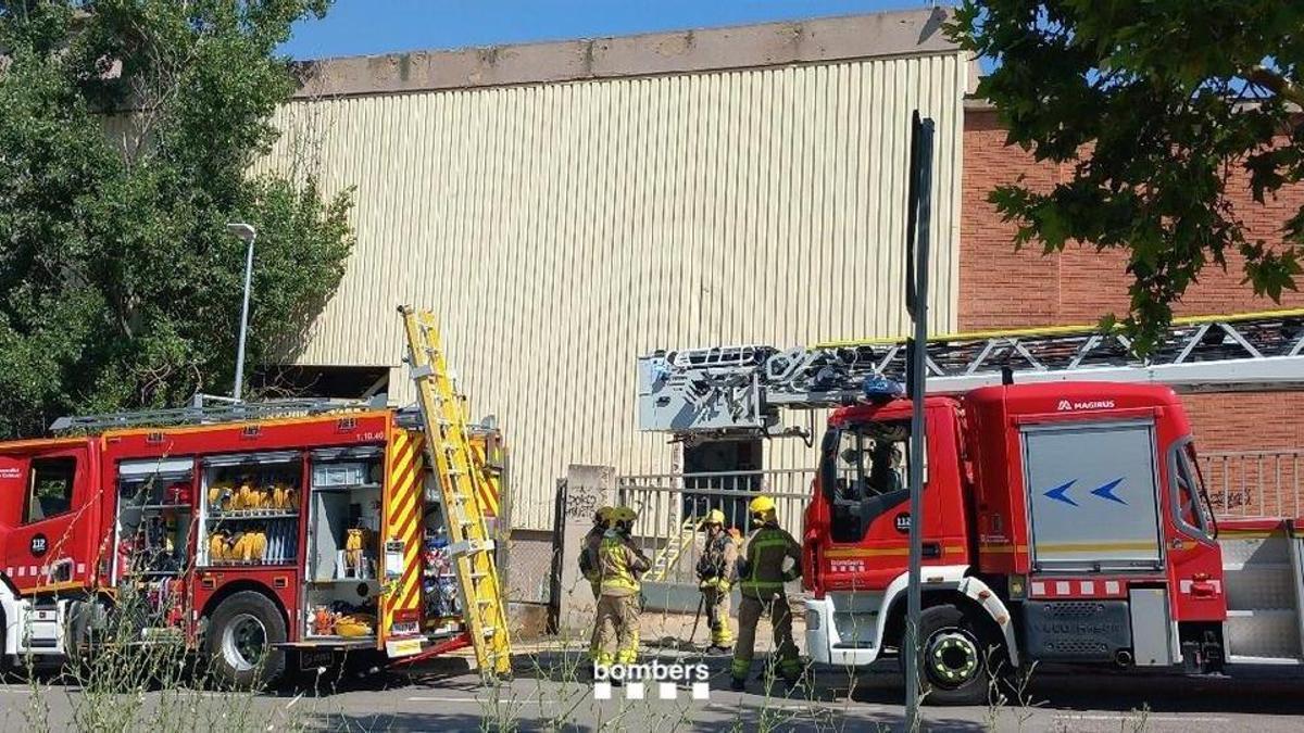 Els Bombers treballant a l'incendi d'una nau a Navarcles