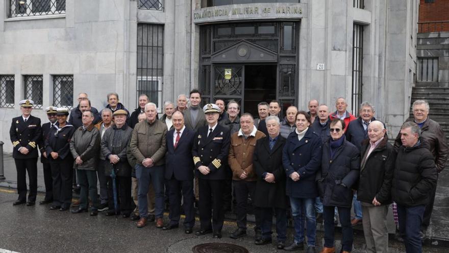 El comandante naval de Gijón, Luis Vicente Márquez, en el centro, junto a los asistentes al 17.º encuentro de  hermandad de los antiguos marineros, en la puerta de la sede de la Comandancia Naval de Gijón. | Juan Plaza