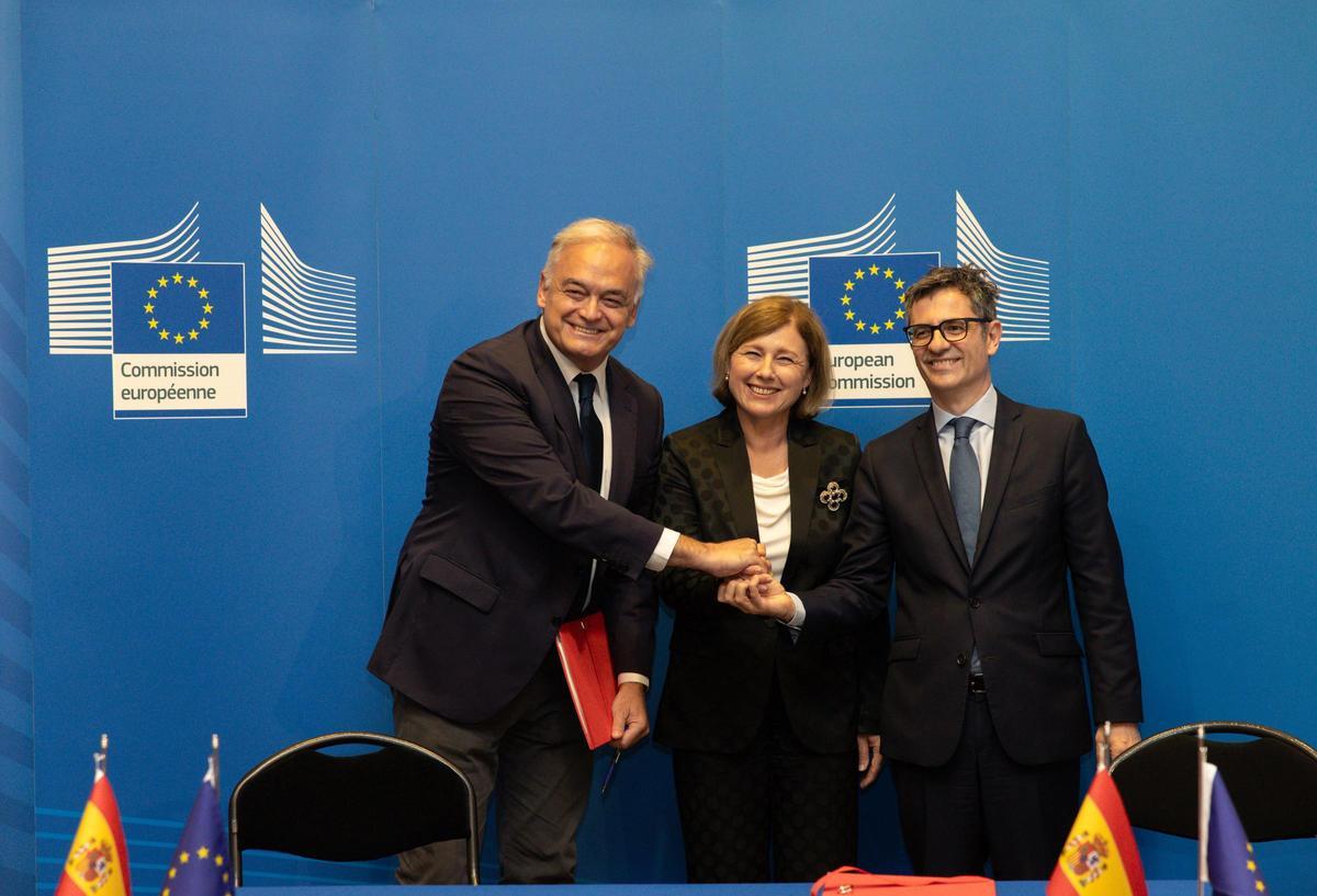El ministro de Presidencia y Justicia, Félix Bolaños, el vicesecretario del PP, Esteban González Pons, y la vicepresidenta de la Comisión Europea, Vera Jourová, tras la firma del acuerdo.