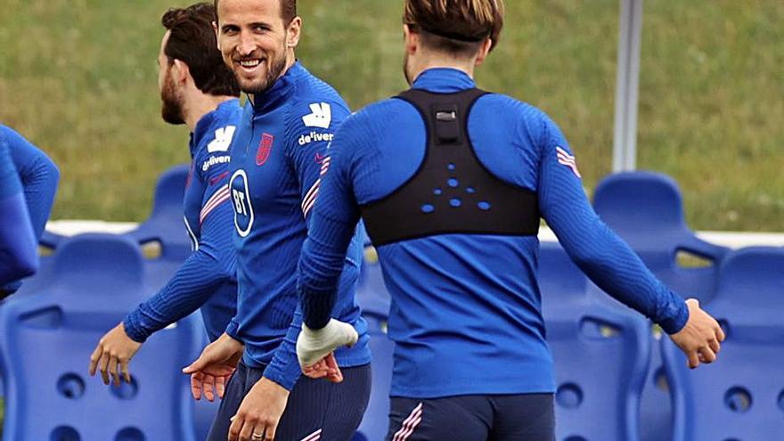 Kane sonríe a Grealish en el entrenamiento de Inglaterra . |  // REUTERS