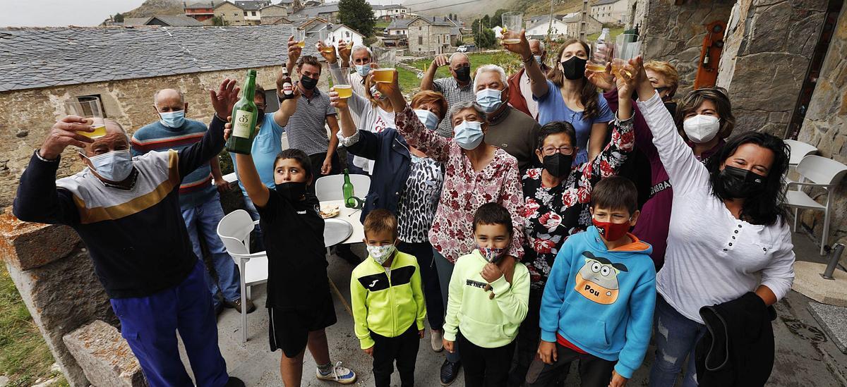 Los  vecinos de Santa María del Puerto celebran con sidra el premio como Pueblo Ejemplar 2021. | Luis Murias.