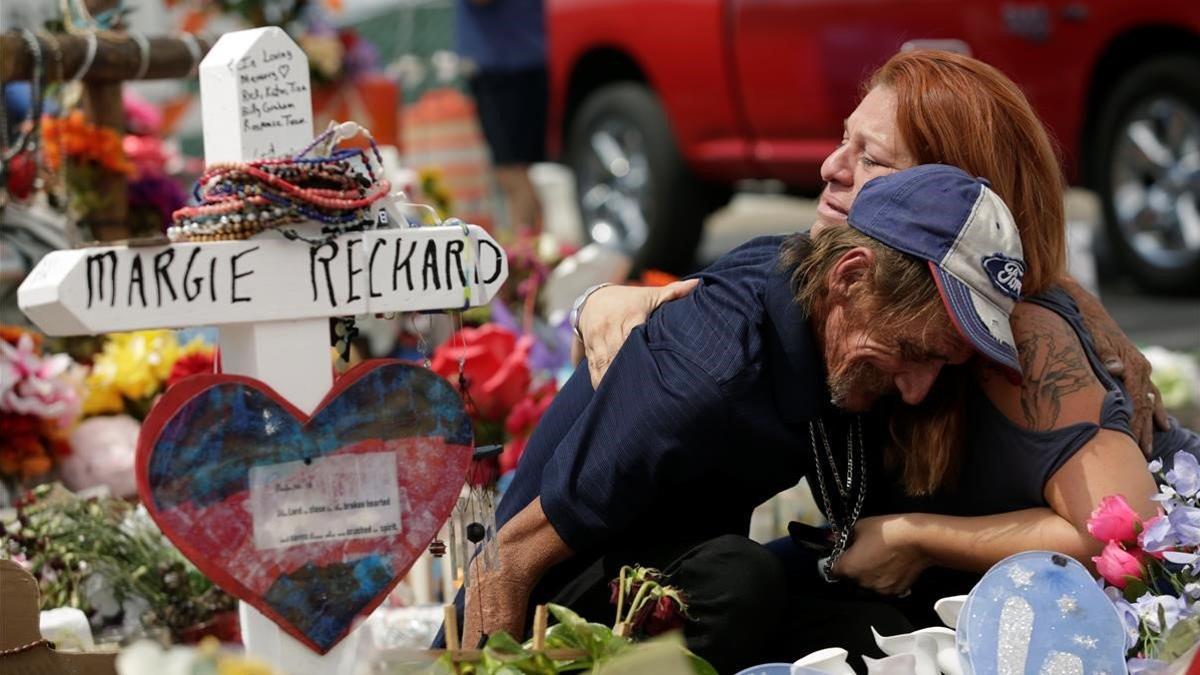Una mujer consuela a Antonio Basco, que perdió a su esposa en el tiroteo de El Paso.