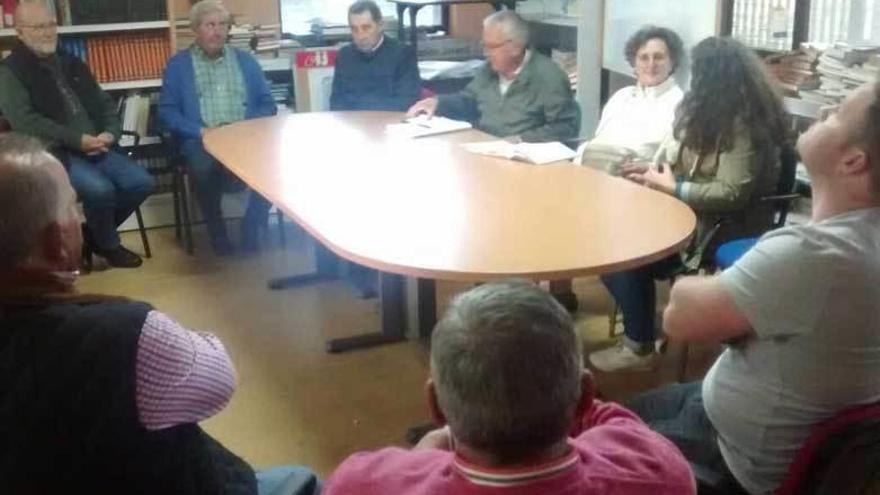 Los asistentes a la reunión de ayer en el Centro de Iniciativa Rural de Tamón.