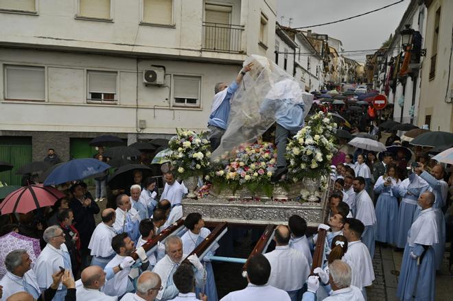 Fotogalería | La patrona de Cáceres regresa a su santuario bajo la lluvia