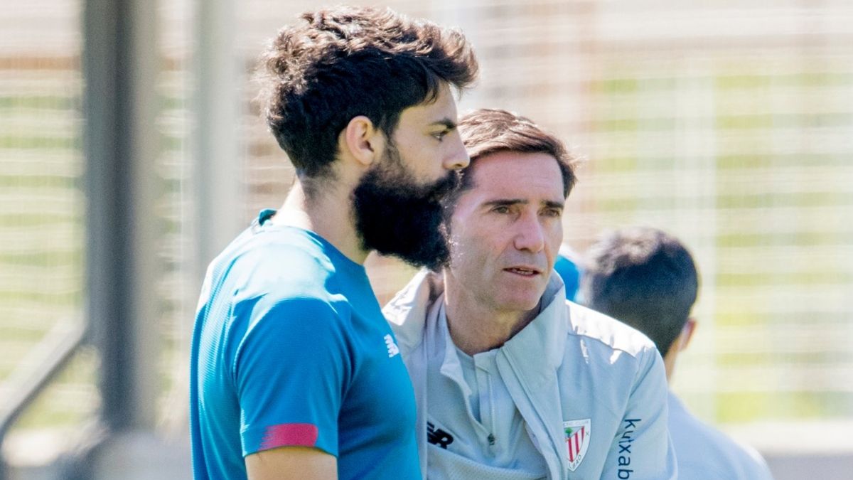 Marcelino García y Asier Villalibre en un entrenamiento del Athletic.