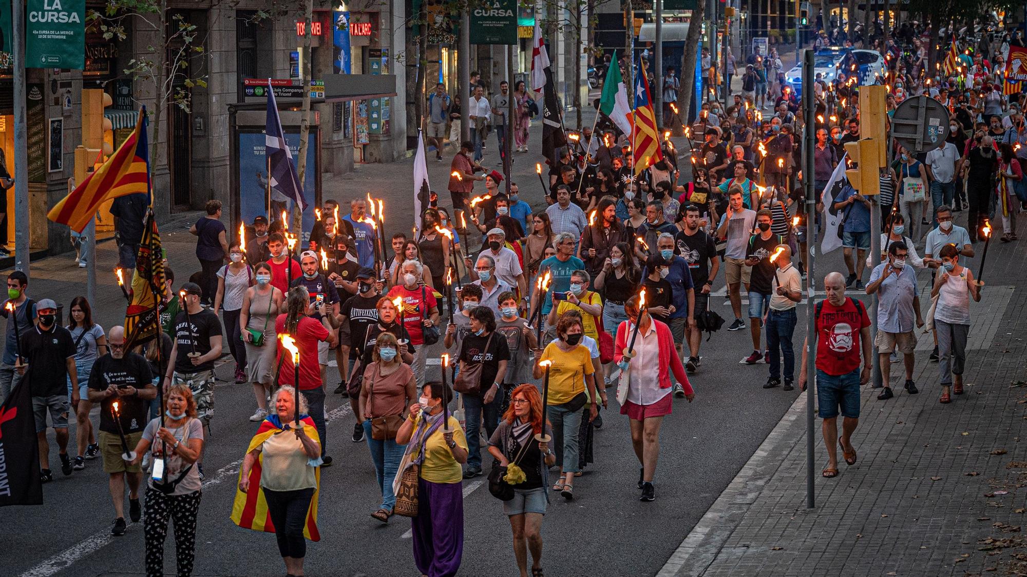 Marcha de antorchas organizada por la ANC, la víspera de la Diada en Barcelona.