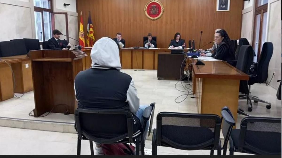 El profesor condenado por abusos a una alumna, durante el juicio en la Audiencia.