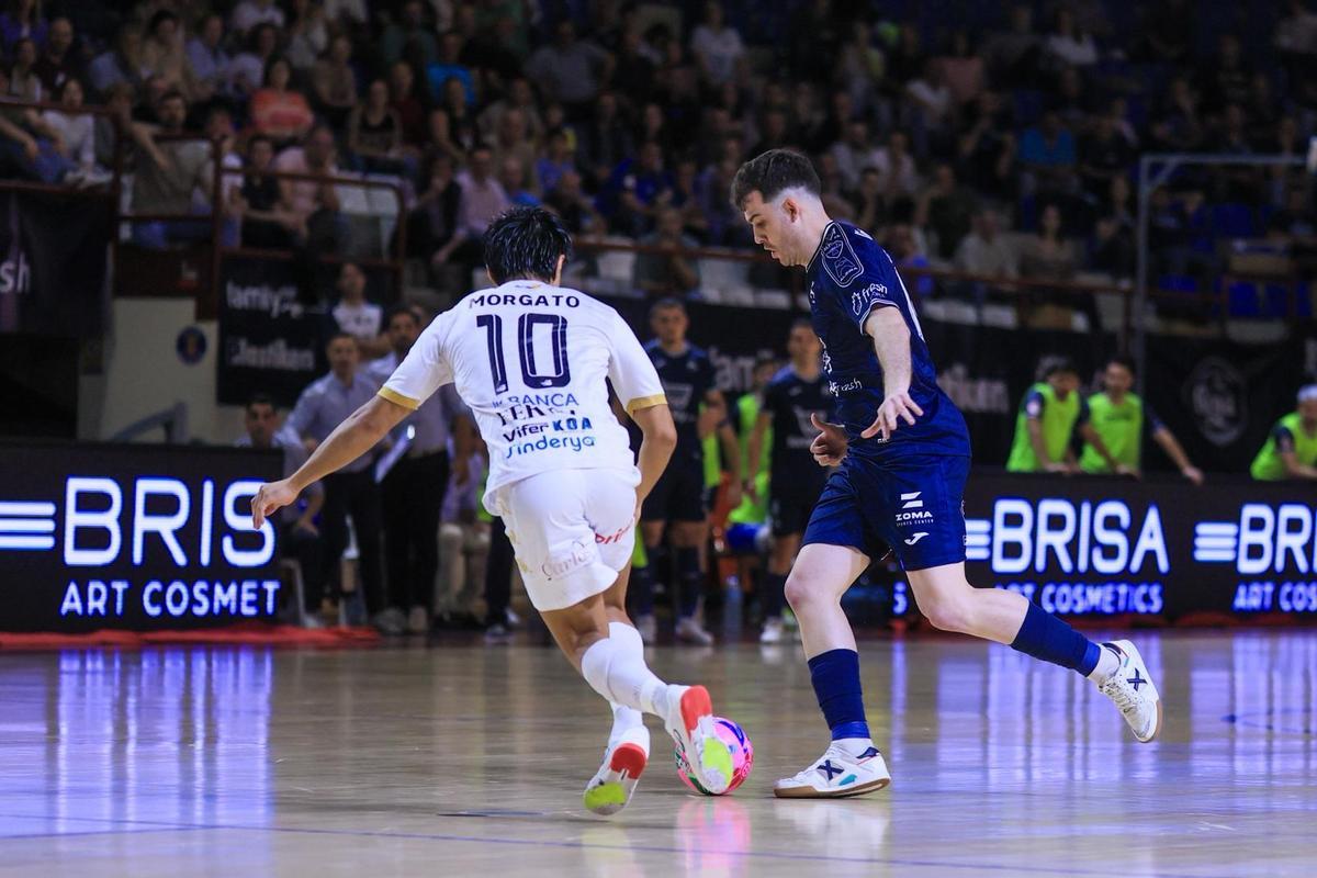 Cristian Povea en un lance del partido de este viernes en el Palau.