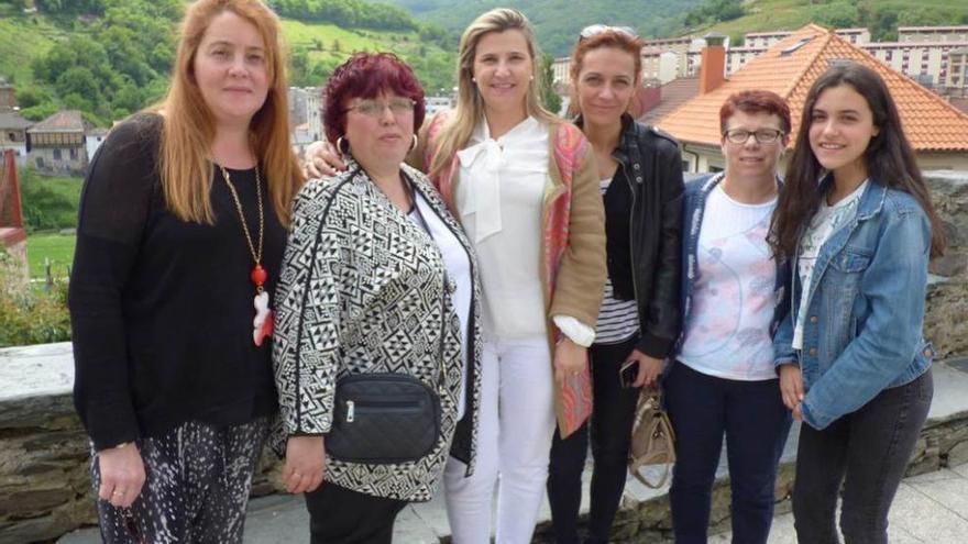 Por la izquierda, Fefi Menéndez, Carmen Azcárate, Carmen Flórez, Montse García, Irene Braña y Marina Álvarez, ayer, en Cangas del Narcea.