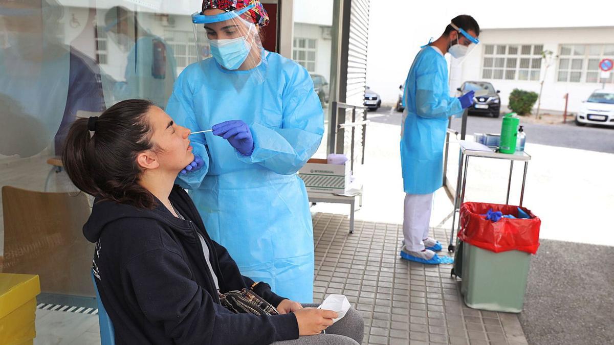 Toma de muestras para una prueba PCR en un centro de salud de la provincia de Alicante.