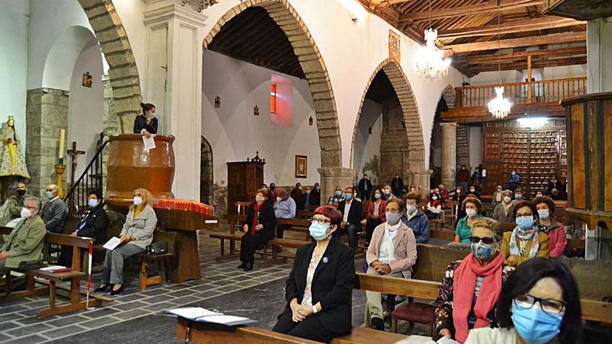 Asistentes a la misa en el Santuario de La Carballeda. | A. S.