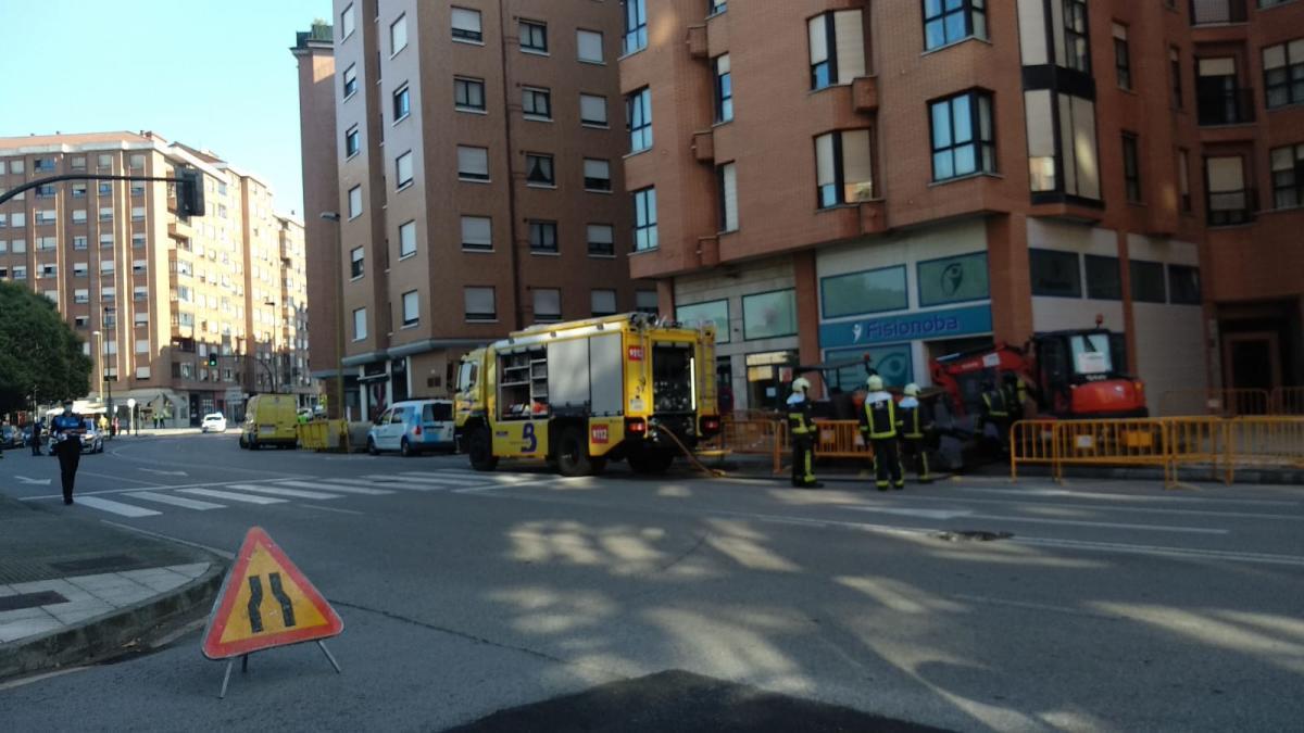 Una fuga de gas obliga a cortar el tráfico en la calle Fernando Morán