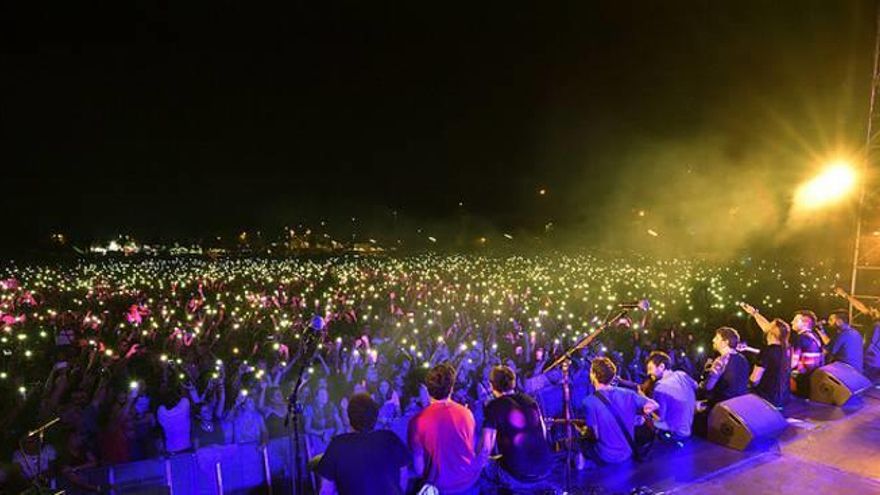 Foto dels membres de Txarango amb la gentada que els va veure al Parc Central