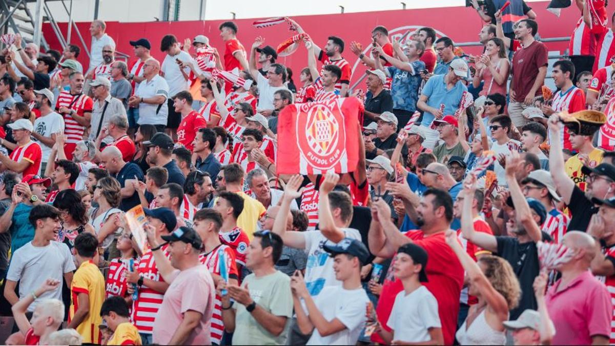 Aficionats del Girona FC animant a Montilivi