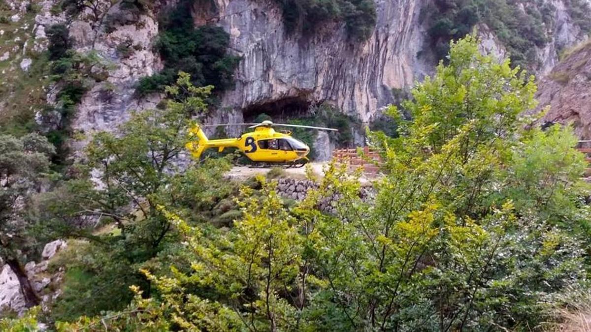 Un helicóptero de salvamento en la ruta del Cares.