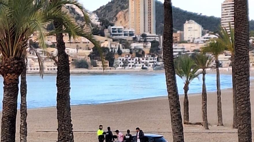 Las imágenes del coche que ha aparecido &quot;aparcado&quot; en la playa de Poniente de Benidorm
