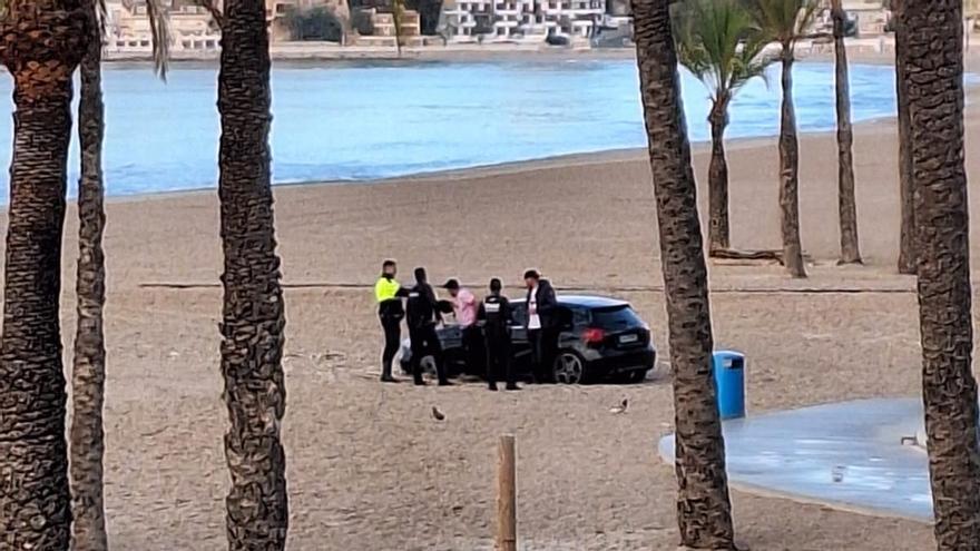 Aparece un coche &quot;aparcado&quot; en la playa de Poniente de Benidorm