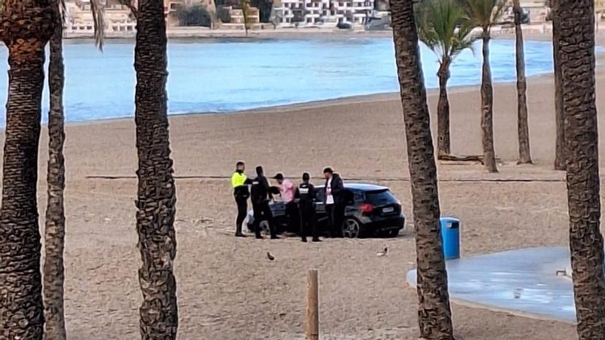Mil euros de multa por &quot;aparcar&quot; en la playa de Poniente de Benidorm