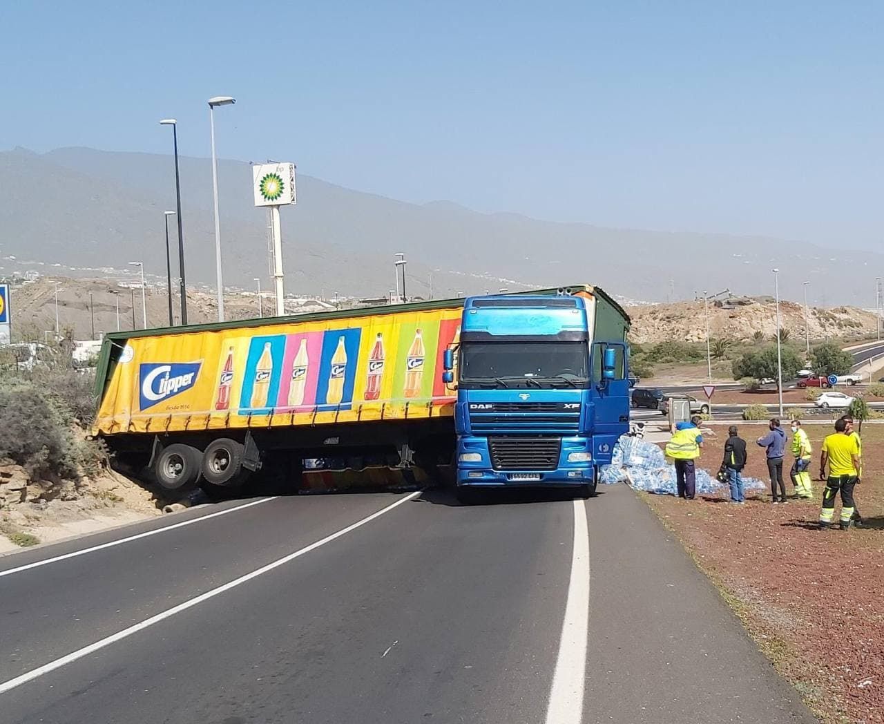 Aparatoso vuelco de un camión con botellas de agua en Tenerife