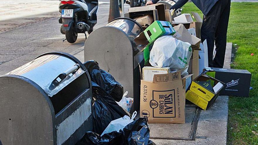 Basura acumulada en los contenedores junto a la Plaza Mayor. | LOZ