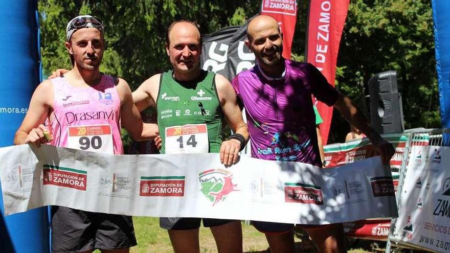 Foto de los integrantes del podio masculino en los 20 kilómetros.