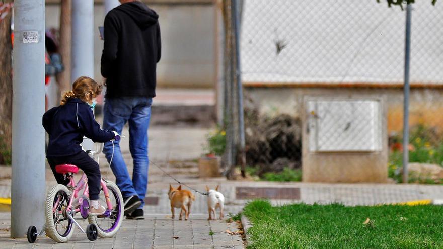 Una menor pasea con su padre en València.