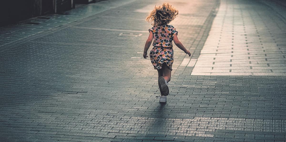 La foto contada | La peligrosa niña adoctrinada: Una niña corre por las calles de Palma.