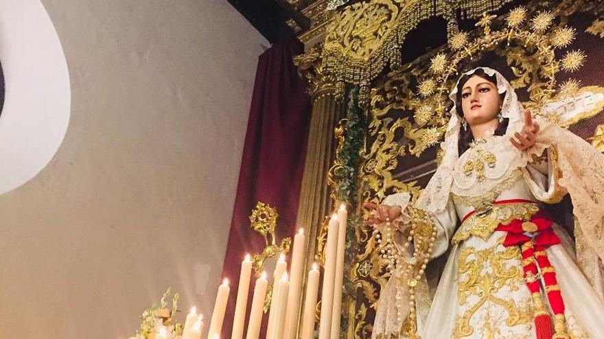 La Virgen del Rocío preside el altar del triduo en la iglesia de San Lázaro.