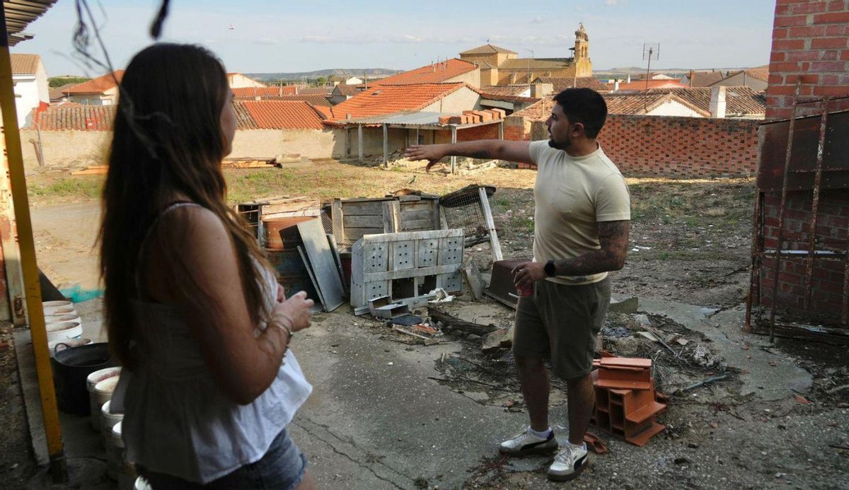 Parcela que acogerá el futuro jardín, piscina natural, granja y espacio de eventos. Al fondo, la iglesia de Coreses. | J. L. FERNÁNDEZ