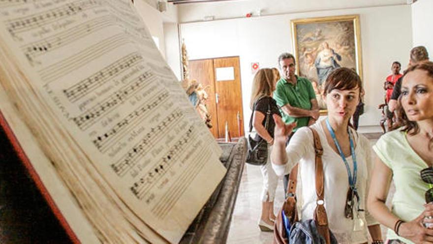 Una imagen de turistas visitando el Museo Sacro de Orihuela, el más importante de la Comunidad Valenciana.