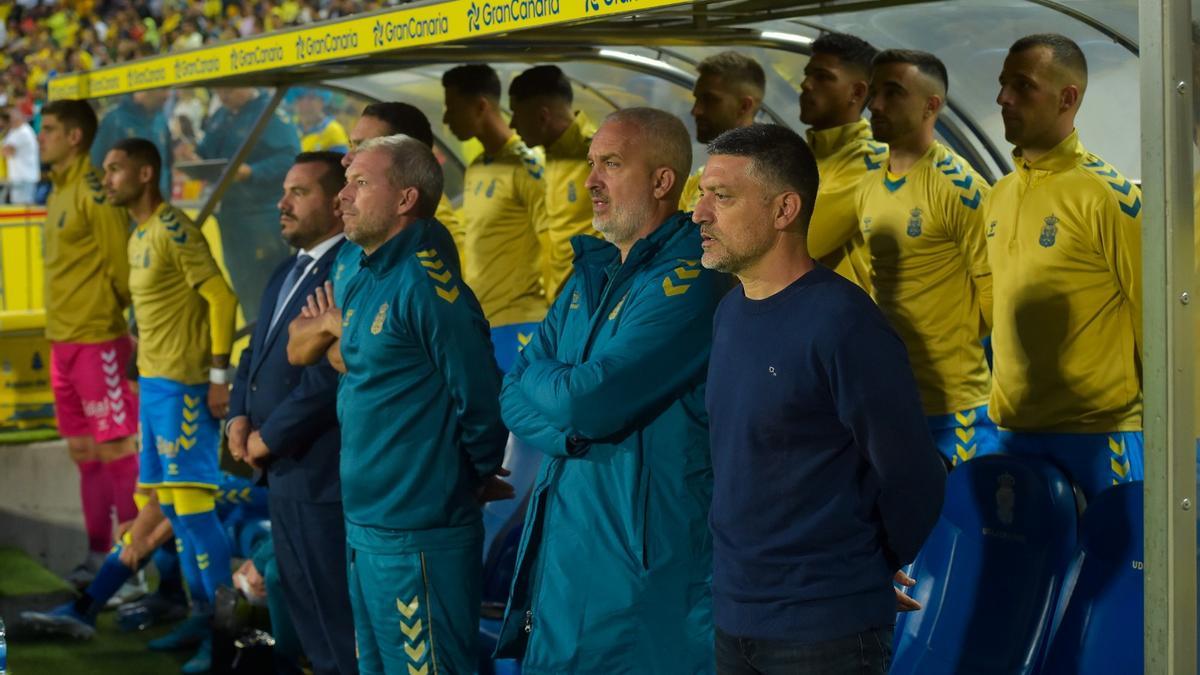 García Pimienta -en primer plano a la derecha-, junto a su equipo técnico y los suplentes en el partido entre la UD y el Oviedo la pasada jornada