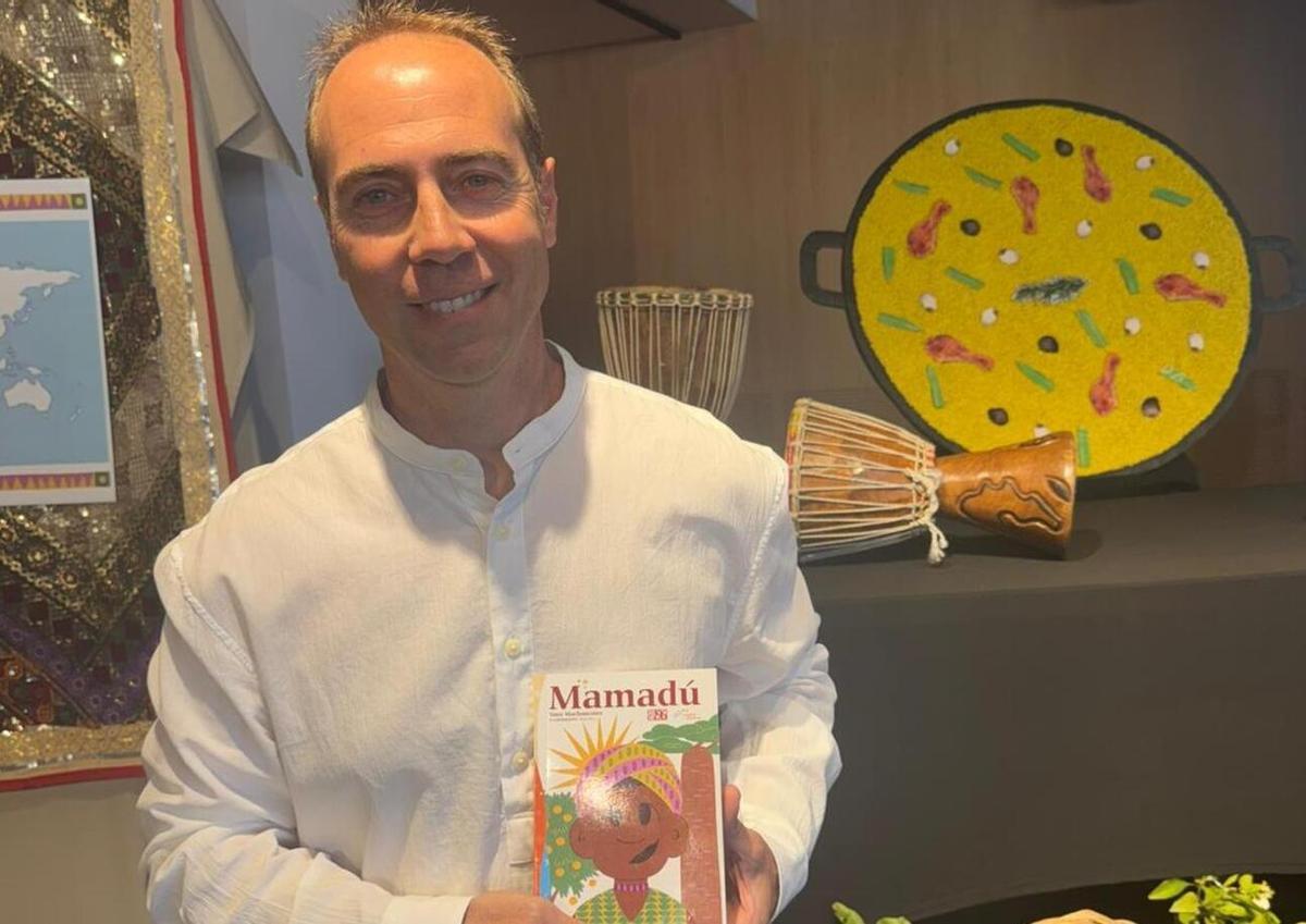 Voro Machancoses con su poemario infantil "Mamadou".