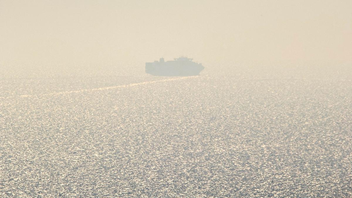 El primer buque con grano ucraniano que ha inaugurado el nuevo corredor en el mar Negro sale del puerto de Odesa, este miércoles.